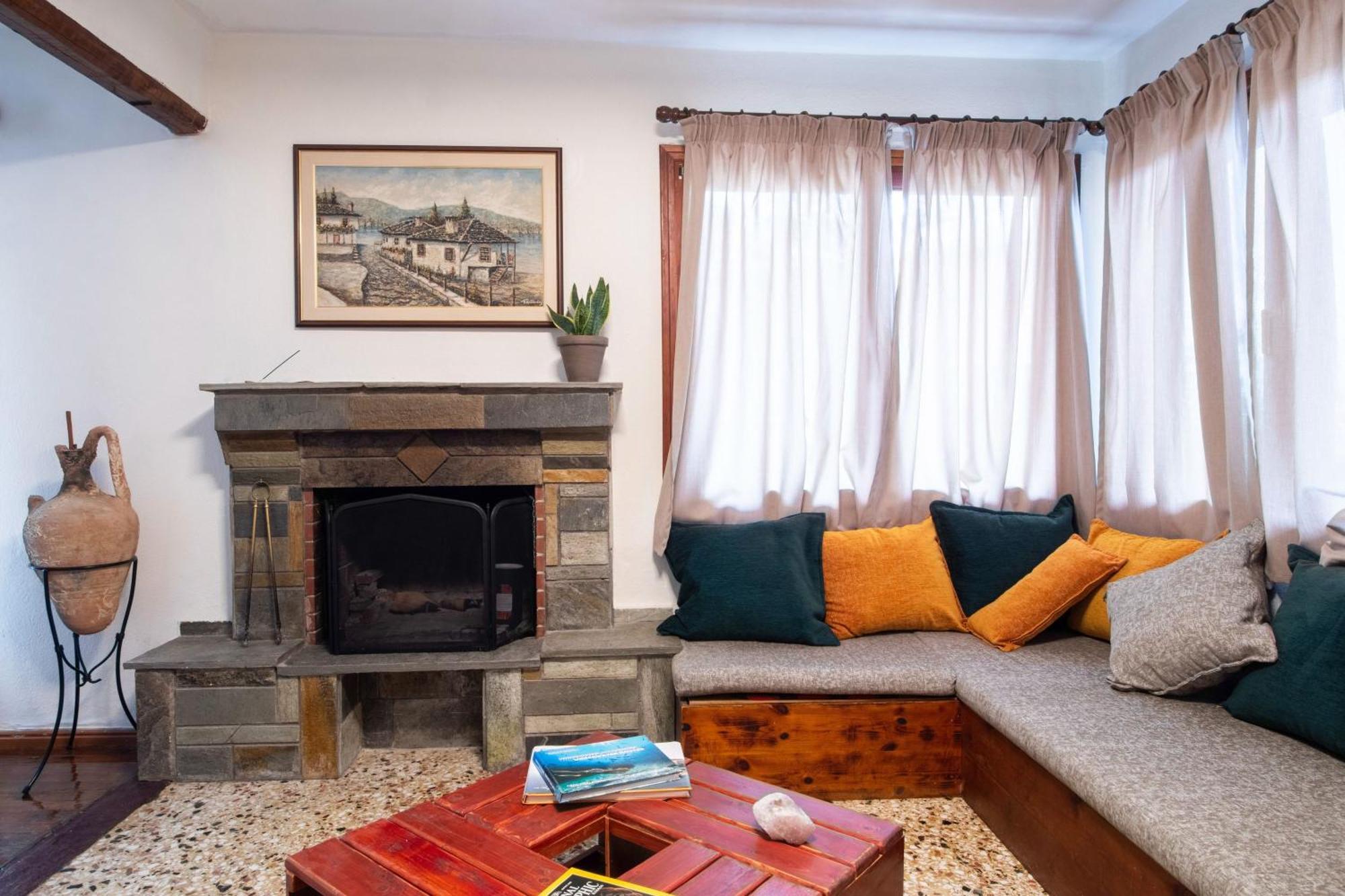 2 Bedroom Art House In בית נופש