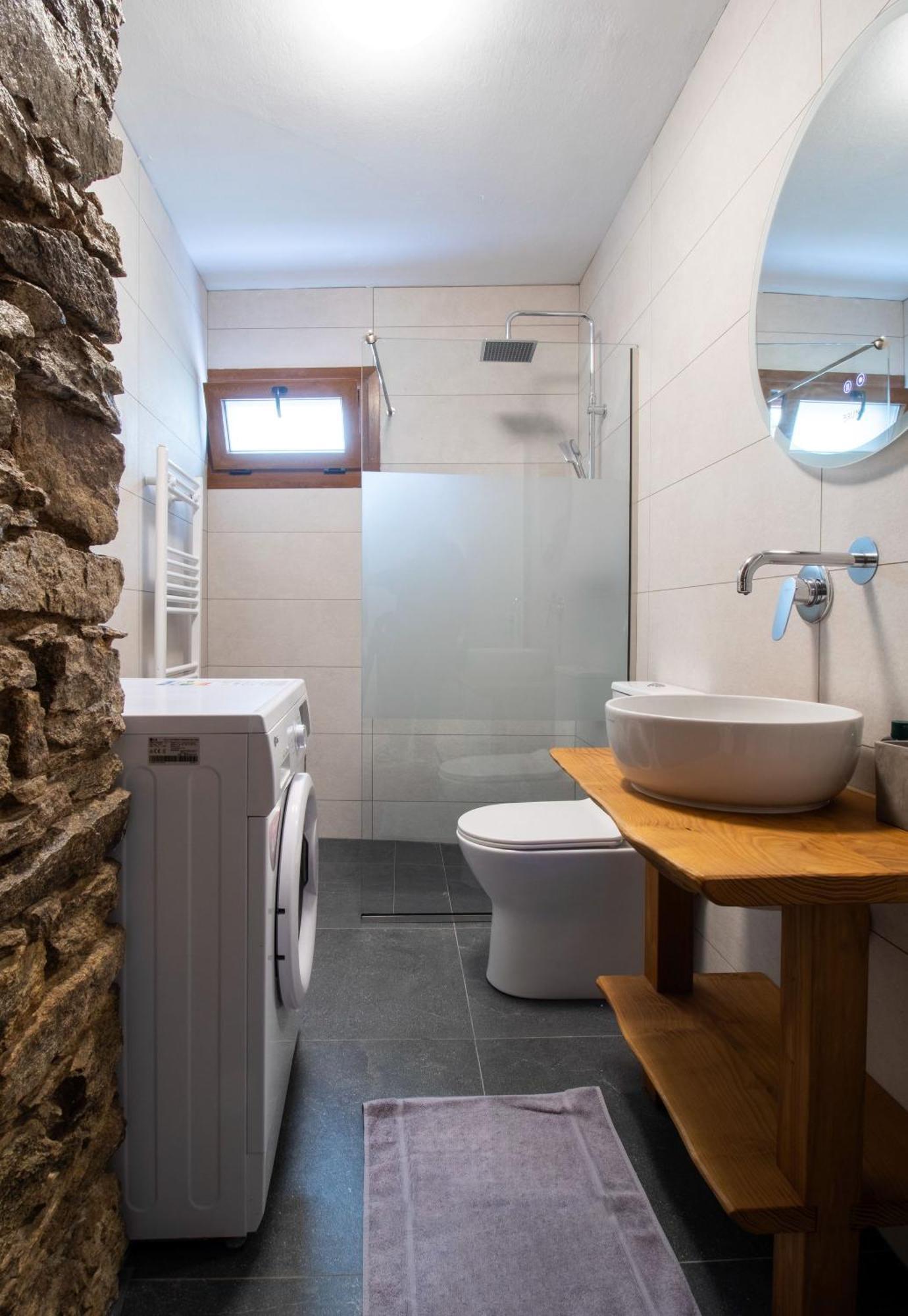 2 Bedroom Art House In *